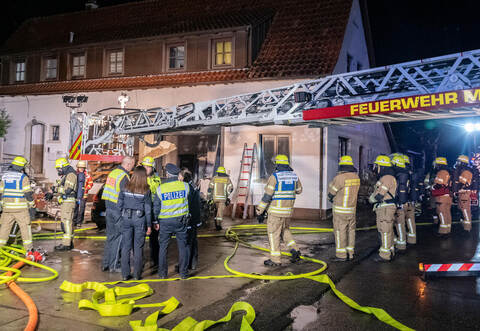 Einsatz der Feuerwehr Mühlacker am 7. Februar 2024 bei einem Brand in einer Werkstatt in der Gustav-Schwab-Straße in Mühlacker.