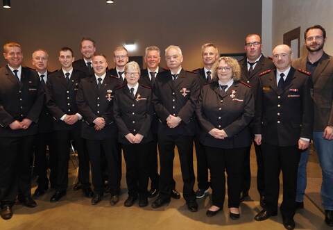 Thomas Heckmann, Manfred Wankmüller, Philip Wessinger, Marc Kirchhoff, Nico Bischoff, Marco Gnam, Anita Klavpurs, Wolfgang Anselment, Bertram Reiling, Siegfried Lamprecht, Corina Kunzmann, Tobias Kaufmann, Markus Haberstroh und Thomas Maag (von links).