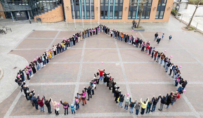 150 Menschen haben sich zu einem Herzen aufgestellt. 150 Menschen haben sich zu einem Herzen aufgestellt.