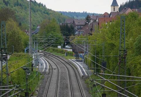 Unter der Bahnlinie verläuft eine Unterführung. Damit dort erst gar nicht so viel Wasser ankommt, soll es außerhalb des Orts so lang wie möglich zurückgehalten werden.