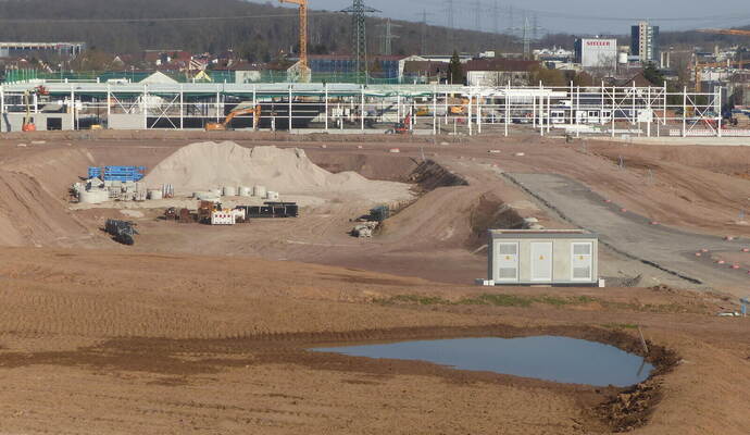 Bereits gut sichtbar ist das erste Gebäude im neuen Stadtteil – und zwar der neue Obi-Baumarkt der Familie Kirschbaum. Bereits gut sichtbar ist das erste Gebäude im neuen Stadtteil – und zwar der neue Obi-Baumarkt der Familie Kirschbaum.