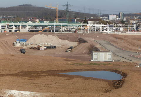 Bereits gut sichtbar ist das erste Gebäude im neuen Stadtteil – und zwar der neue Obi-Baumarkt der Familie Kirschbaum.