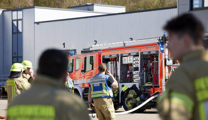 Die Feuerwehr Mühlacker im Einsatz in Lomersheim. Feuerwehreinsatz bei der Firma elumatec.