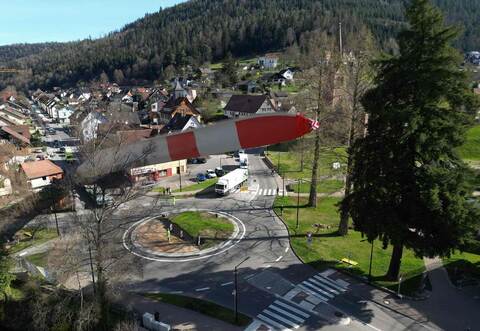 Spektakuläre Bilder bieten sich beim Rotorblatt-Transport durch Höfen.