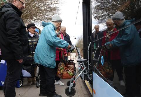 Das Ein- und Aussteigen in Busse des ÖPNV gestaltet sich mit Gehhilfen jeder Art mitunter äußerst schwierig.Die Schulung „Sicheres Busfahren“ soll den Menschen mehr Sicherheit geben.