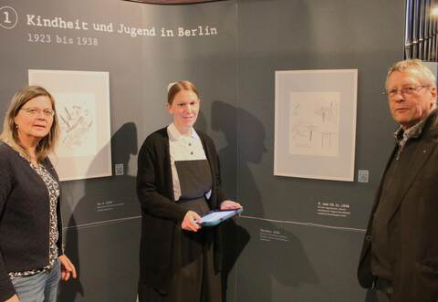 Gegen das Vergessen führen Annegret Südland (von links), Schwester Anne Rentschler und Diakon Patrick Zipse in der Wilferdinger Kirche durch die Ausstellung „Holocaust gezeichnet“.