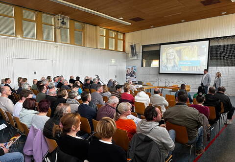Kristian Kronenwetter und Christina Wächter vom Glasfaserteam der SWP haben den zahlreichen Interessierten die Ausbaupläne erläutert.