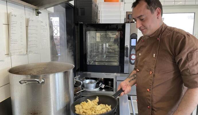 Enrico Handajani bereitet in seiner Küche neben gutbürgerlicher Küche auch vegane und glutenfreie Gerichte zu. Hier schwenkt er Enrico Handajani bereitet in seiner Küche neben gutbürgerlicher Küche auch vegane und glutenfreie Gerichte zu. Hier schwenkt er gerade Spätzle in der Pfanne.