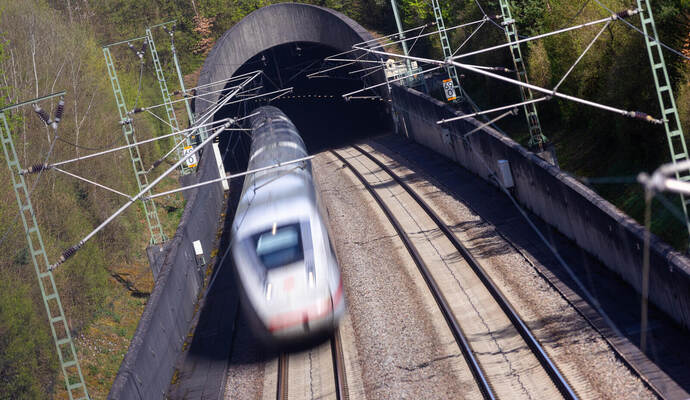 Der „Freudensteintunnel“ – hier ein ICE bei der Ausfahrt zwischen Zaisersweiher und Schützingen – ist bis zum 6. Juni wegen Sanierungsarbeiten gesperrt.