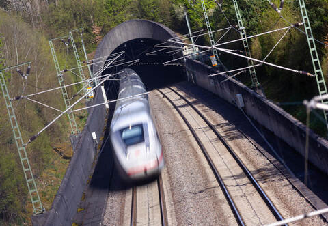 Der „Freudensteintunnel“ – hier ein ICE bei der Ausfahrt zwischen Zaisersweiher und Schützingen – ist bis zum 6. Juni wegen Sanierungsarbeiten gesperrt.