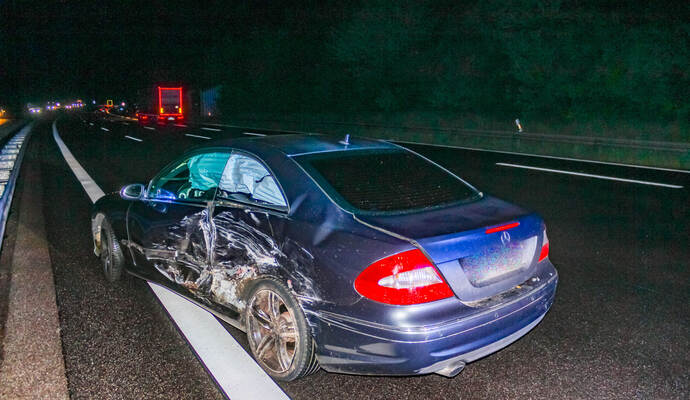 Der Mercedes ist ins Schleudern geraten. Der Mercedes ist ins Schleudern geraten.