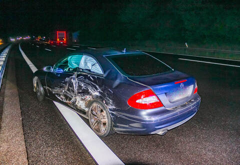 Der Mercedes ist ins Schleudern geraten.