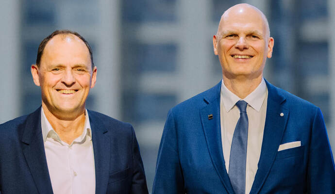 BLANCO-CEO Frank Gfrörer (links) löst Bernd Eckl an der Konzernspitze der BLANC&FISCHER-Gruppe. Mario Brunner/BLANC & FISCHER Fa BLANCO-CEO Frank Gfrörer (links) löst Bernd Eckl an der Konzernspitze der BLANC&FISCHER-Gruppe.