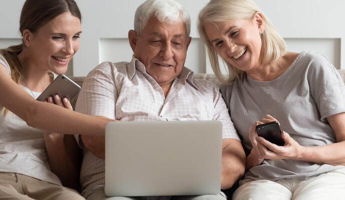 Mit wenigen Klicks kann man sich als Onlineleser von PZ-Digital-Abos und von Plus-Artikeln auf PZ-news.de neu und vor allem sich Happy older parents with adult daughter using electronic devices