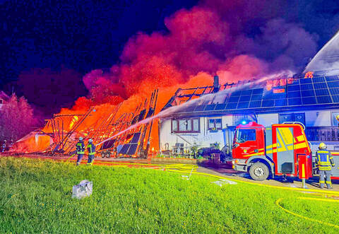 Im Bad Wildbader Höhenstadtteil Meistern brennt ein Pferdestall bis auf die Grundmauern nieder. Auch das Wohnhaus fängt Feuer. Es entsteht ein Schaden von 600000 Euro.  Waldemar Gress/EinsatzReport24