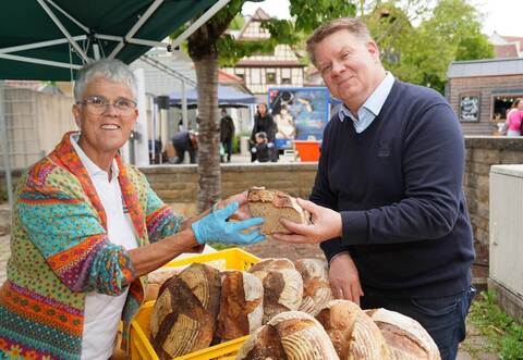 Auch Bürgermeister Thomas Zeilmeier kommt gern auf den Abendmarkt. Am Mittwoch hat er bei Petra Roether von den Backhausfreunden eines der begehrten, frisch gebackenen Brote erworben.