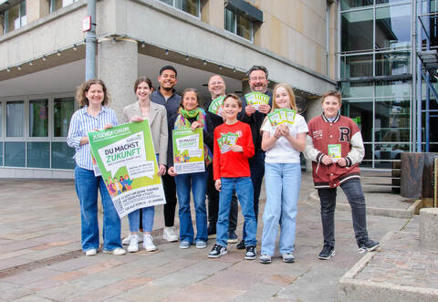 Gute Stimmung (von links): Katja Erdmann-Bott (Gemeindeverwaltung, zuständig für Kinder- und Jugendbeteiligung),Sozialpädagogin Lena Schwarz, Leandro Cequeira Karst (Gemeinderat), Monika Schwarz (Gemeinderätin), Heiko Bäßler(Servicestelle Kinder- und Jugendarbeit Baden-Württemberg), Konrad Jauch zusammen mit Bürgermeister Martin Steiner,Lucy Bolte und Tobias Linke.