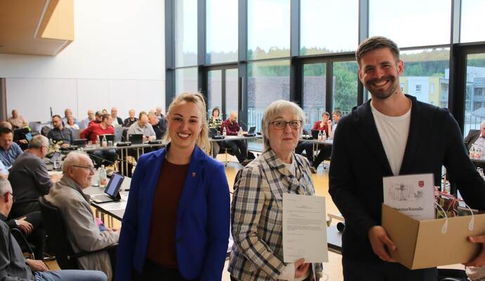 Aus beruflichen Gründen ziehen Matteo Kammerer (rechts) und seine Frau vorübergehend nach Portugal, weshalb ihn der Gemeinderat und Bürgermeisterin Julia Wieland (links) aus dem Gremium verabschiedeten. Nachrückerin ist Gabriele Ulrich (Mitte).