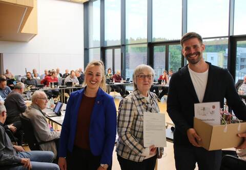 Aus beruflichen Gründen ziehen Matteo Kammerer (rechts) und seine Frau vorübergehend nach Portugal, weshalb ihn der Gemeinderat und Bürgermeisterin Julia Wieland (links) aus dem Gremium verabschiedeten. Nachrückerin ist Gabriele Ulrich (Mitte).