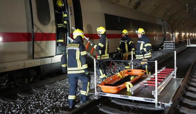 Bei der Übung im Tunnel muss jeder Handgriff sitzen. Gleich werden die Rettungskräfte einen Rollstuhlfahrer aus dem stehenden Zug holen.