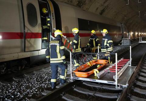 Bei der Übung im Tunnel muss jeder Handgriff sitzen. Gleich werden die Rettungskräfte einen Rollstuhlfahrer aus dem stehenden Zug holen.