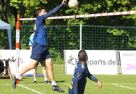 Von beiden Gegnern zum Ligastart in die Knie gezwungen: Michael Ochner (rechts) und Luca Egger vom TV Waldrennach.