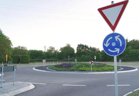 Beim Kreisverkehr am Ortsrand von Bilfingen soll das Feuerwehrhaus entstehen. Weitere Weichen für das Millionenprojekt hat der Gemeinderat gestellt.