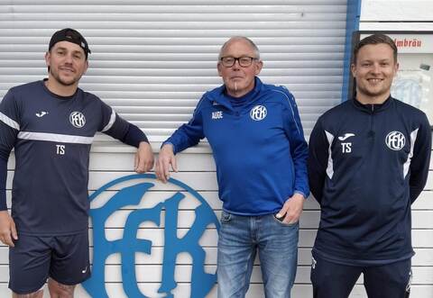 Der 1. FC Kieselbronn hat sich mit seinem Trainerduo Tommy Sokoli (links) und Tim Schrade (rechts) für die kommende Saison ein großes Ziel gesetzt. In der Mitte Vereinsvorsitzender Ralph Augenstein.