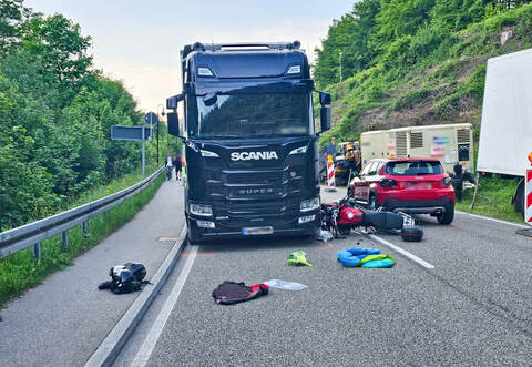 Bei einem Unfall bei Höfen sind am Mittwochabend mehrere Menschen verletzt worden.
