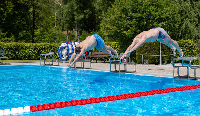 Bad Wildbads Bürgermeister Marco Gauger und der Vorsitzende des Fördervereins, Fritz Kiefer (von links), eröffnen die Saison im Waldfreibad.