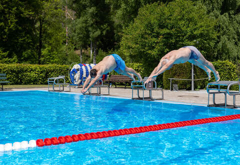Bad Wildbads Bürgermeister Marco Gauger und der Vorsitzende des Fördervereins, Fritz Kiefer (von links), eröffnen die Saison im Waldfreibad.