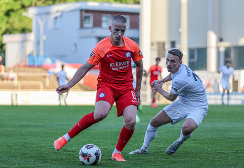 Nöttingens Florian Krajinovic (links) setzt sich gegen Mannheims Pasqual Pander durch.