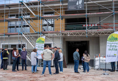 Das Kombigebäude vereint Bibliothek und Kindergarten und bietet weitere multifunktionale Räume. Das lockt viele Interessierte zur Besichtigung.