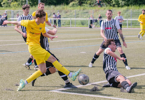 Der TSV Phönix Lomersheim (gelbe Trikots) spielte stark gegen die SpVgg Renningen.