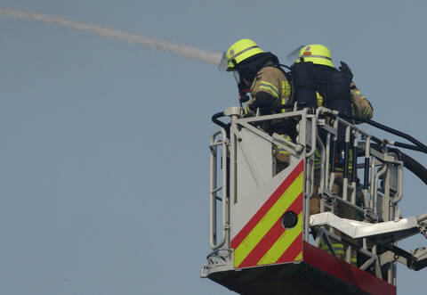 Bei den Löscharbeiten sind fünf Einsatzrkäfte verletzt worden.