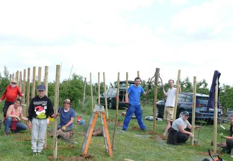 Vorstandsvorsitzender Timo Lindenmeier (37, in blau) hat Grund zur Freude: 60 Bäumchen wurden am Samstag auf der Anlage gemeinsam mit glücklichen, neuen Apfelbauern verpflanzt.