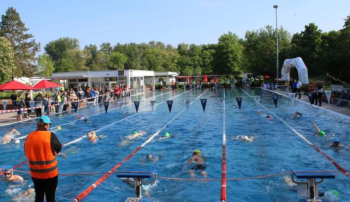 Kurz nach Saisonstart des Schlossbads stand der Sonntag im Zeichen des 13. Remchinger Triathlons, den eine Untergruppe des FC Germania Singen organisiert hatte.