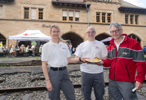 Großer Andrang beim Maultaschenfest des DRK Maulbronn: Svenja Haalboom (von links), Gero von Wagner und Thomas Haalboom präsentieren vor dem alten Bahnhof die schwäbischen Köstlichkeiten.