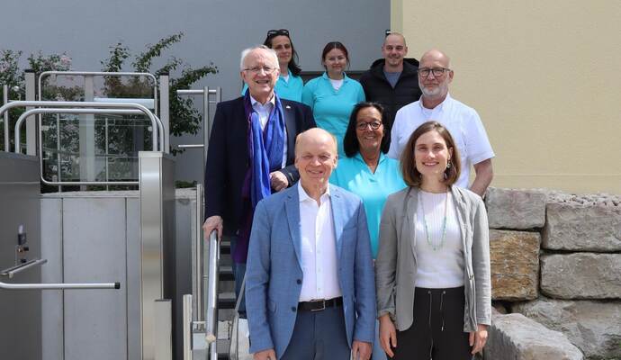 Partner für neue Praxis im Öschelbronner Johanneshaus: Geschäftsführer Michael Blank und Isabella Müller Bubeck vom Familienbetr Partner für neue Praxis im Öschelbronner Johanneshaus: Geschäftsführer Michael Blank und Isabella Müller Bubeck vom Familienbetrieb Bubeck-Praxen (vorne von links), den Ärzten Dieter Kissel (mittlere Reihe von links) und Ulrich Weber mit Ehefrau Beate sowie den Mitarbeitern Galiero Lidiana, Alicia Ruoff und Peter Leidig, kaufmännischer Leiter bei Bubeck (hinten von links).