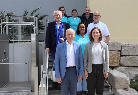 Partner für neue Praxis im Öschelbronner Johanneshaus: Geschäftsführer Michael Blank und Isabella Müller Bubeck vom Familienbetrieb Bubeck-Praxen (vorne von links), den Ärzten Dieter Kissel (mittlere Reihe von links) und Ulrich Weber mit Ehefrau Beate sowie den Mitarbeitern Galiero Lidiana, Alicia Ruoff und Peter Leidig, kaufmännischer Leiter bei Bubeck (hinten von links).