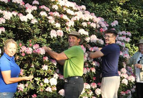 Der Rhododendronpark ist vor allem im Frühling ein Besuchermagnet. Das erfreut die Familie Jansen in drei Generationen mit Helena und Ralf, Sandround Waltraud Jansen (von links).Jürgen Keller