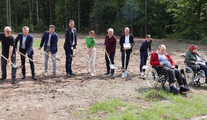 Besiegeln den Neubau des Wohnheims mit dem Spaten: Markus Peterek, Peter Gloss, Denis Kraft, Bürgermeister Fabian Bader, Katja Kreeb, Reinhard Schunck, Dirk Zeucher, David Kunzmann, Markus Müller, Sylke Schmeling (von links).
