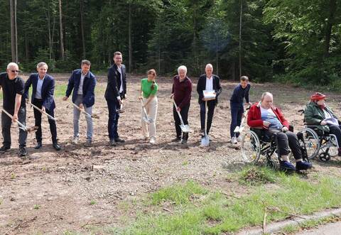Besiegeln den Neubau des Wohnheims mit dem Spaten: Markus Peterek, Peter Gloss, Denis Kraft, Bürgermeister Fabian Bader, Katja Kreeb, Reinhard Schunck, Dirk Zeucher, David Kunzmann, Markus Müller, Sylke Schmeling (von links).