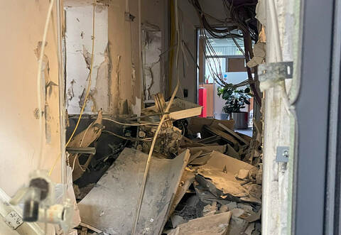 Durch drei Explosionen wurde die Filiale zerstört.