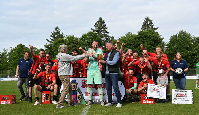Riesenjubel beim 1. FC Birkenfeld: Der Kreisligist hat sich den Pokal geholt.