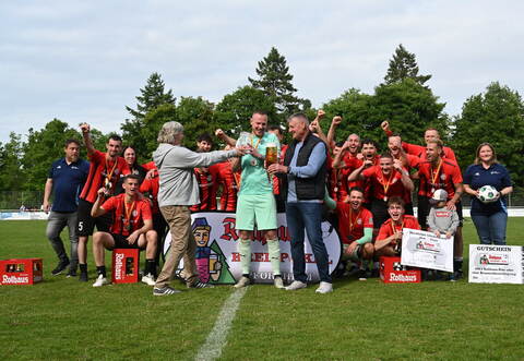 Riesenjubel beim 1. FC Birkenfeld: Der Kreisligist hat sich den Pokal geholt.