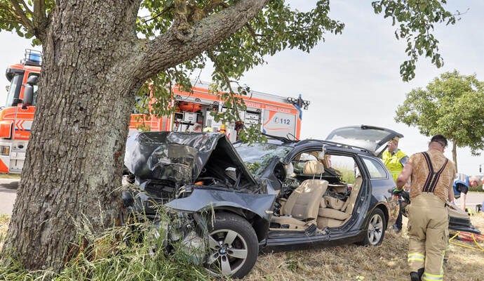 Das Auto ist auf der Kreisstraße 4505 bei Mühlhausen auf einen Baum gekracht. Unfall Auto gegen Baum