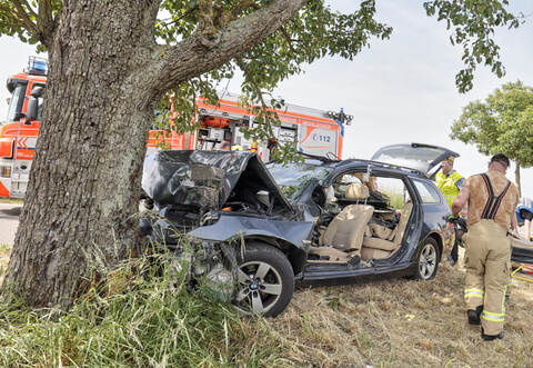 Unfall Auto gegen Baum