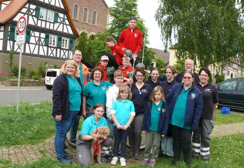 Die Fackel wird vor rund 70 Besuchern am Bertha-Benz-Denkmal in Bauschlott durch Vertreter und Jugendliche des DRK-Kreisverbands, von Senioren der Sozialarbeit und vom Jugendrotkreuz Neulingen übernommen. Dietrich
