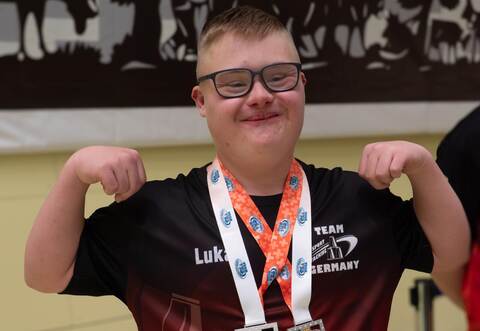 Voller Stolz trägt Lukas Friz die Medaillen, die er bei der Weltmeisterschaft erkämpft hat.